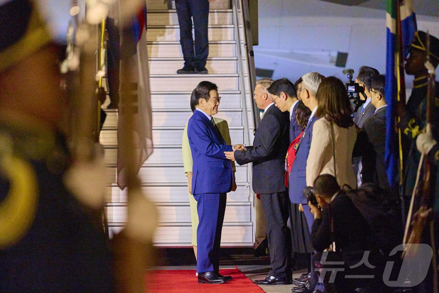 (서울=뉴스1) 이재명 기자 = G20 정상회의에 참석하는 이재명 대통령과 김혜경 여사가 21일(현지시간) 남아프리카공화국 요하네스버그 O.R. 탐보 국제공항에 도착해 환영인사들과 …