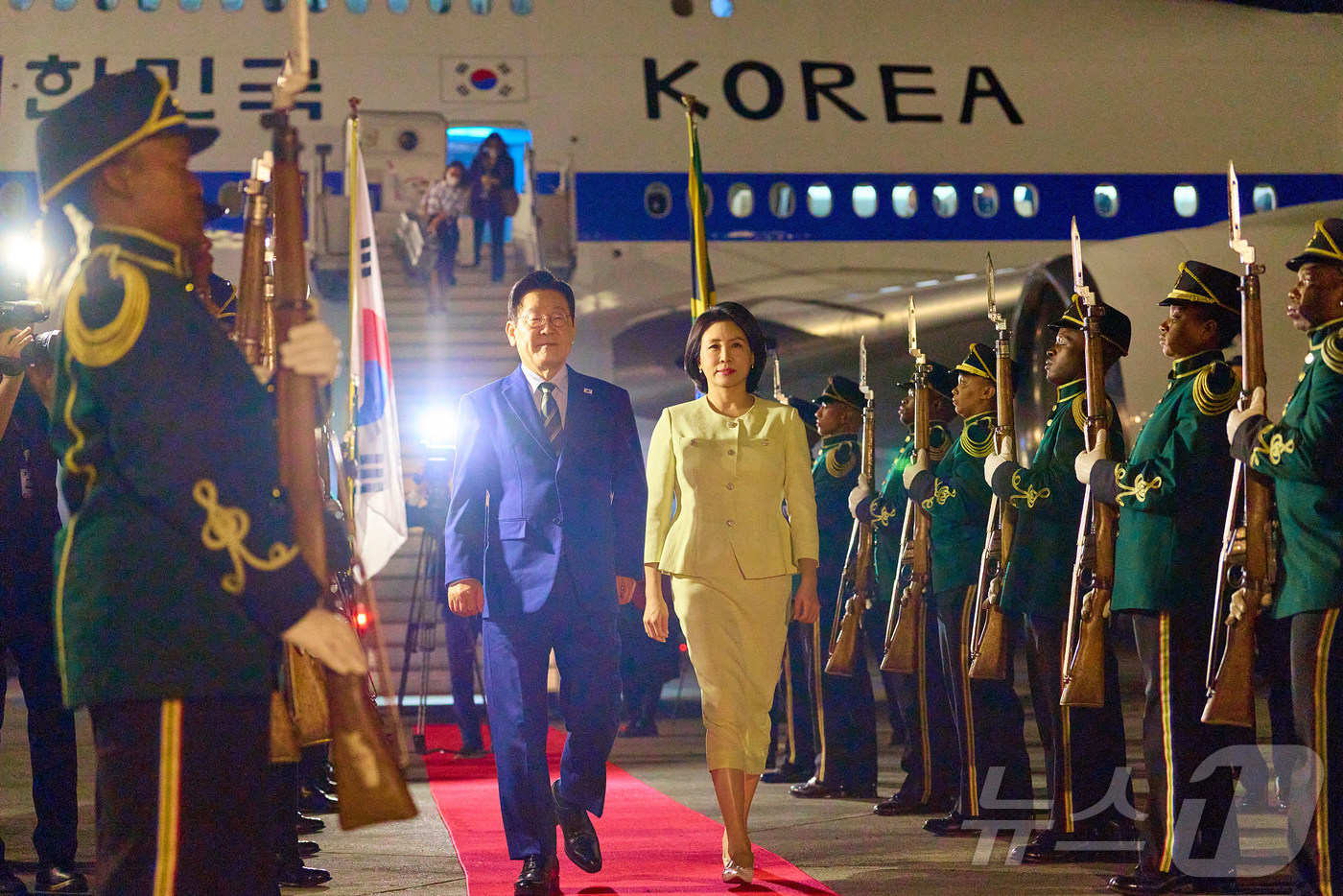 (서울=뉴스1) 이재명 기자 = G20 정상회의에 참석하는 이재명 대통령과 김혜경 여사가 21일(현지시간) 남아프리카공화국 요하네스버그 O.R. 탐보 국제공항에 도착해 공군1호기에 …