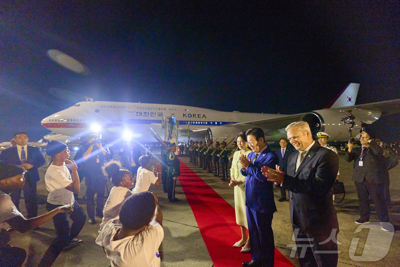 (서울=뉴스1) 이재명 기자 = G20 정상회의에 참석하는 이재명 대통령과 김혜경 여사가 21일(현지시간) 남아프리카공화국 요하네스버그 O.R. 탐보 국제공항에 도착해 환영공연을 …