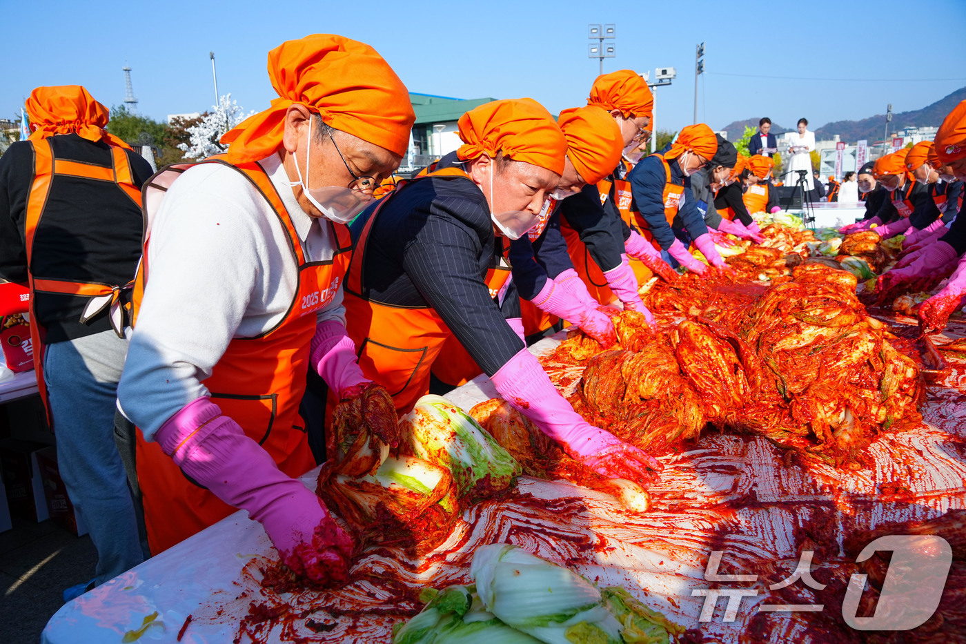 (광주=뉴스1) 박준배 기자 = 강기정 광주시장이 22일 오후 동구 5·18민주광장에서 열린 '2025 대한민국 김치대전'에 참석해 김치를 버무리고 있다.(광주시 제공. 재판매 및 …