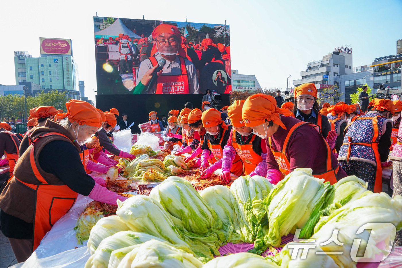 (광주=뉴스1) 박준배 기자 = 2025 대한민국 김치대전이 22일 오후 동구 5·18민주광장에서 열린 가운데 시민들이 김치를 버무리고 있다.(광주시 제공. 재판매 및 DB 금지) …