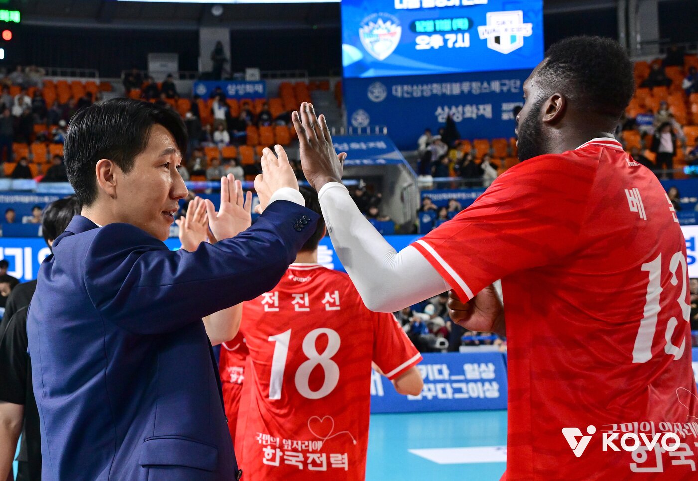 본문 이미지 - 한국전력 권영민 감독과 베논. &#40;KOVO 제공&#41;