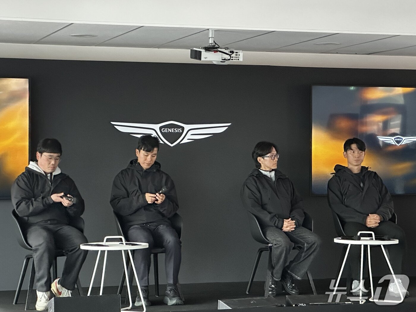 본문 이미지 -  제네시스는 21일&#40;현지시간&#41; 프랑스 남부 르 카스텔레 지역의 &#39;폴 리카르 서킷&#39;&#40;Circuit Paul Ricard&#41;에서 GV60 마그마 테크데이를 개최했다. 사진 왼쪽부터 강태준 책임연구원, 전강욱 책임연구원, 김귀철 파트장, 이부영 책임연구원.&#40;제네시스 제공&#41;