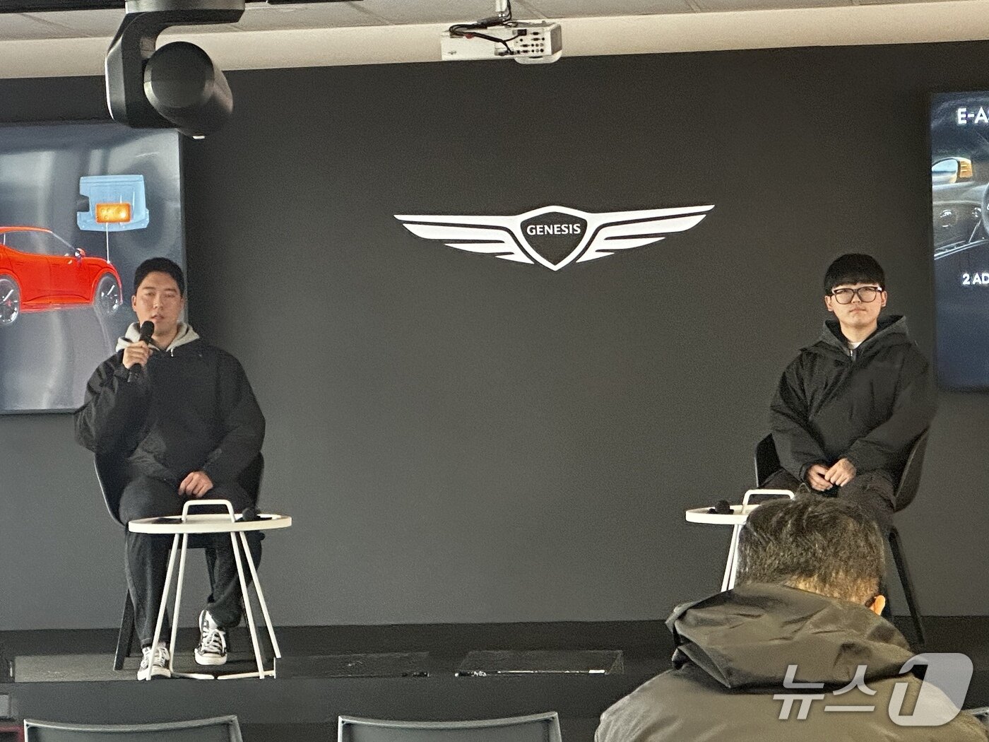 본문 이미지 -  제네시스는 21일&#40;현지시간&#41; 프랑스 남부 르 카스텔레 지역의 &#39;폴 리카르 서킷&#39;&#40;Circuit Paul Ricard&#41;에서 GV60 마그마 테크데이를 개최했다. 사진 왼쪽부터 김동규 연구원, 윤강호 연구원.&#40;제네시스 제공&#41;