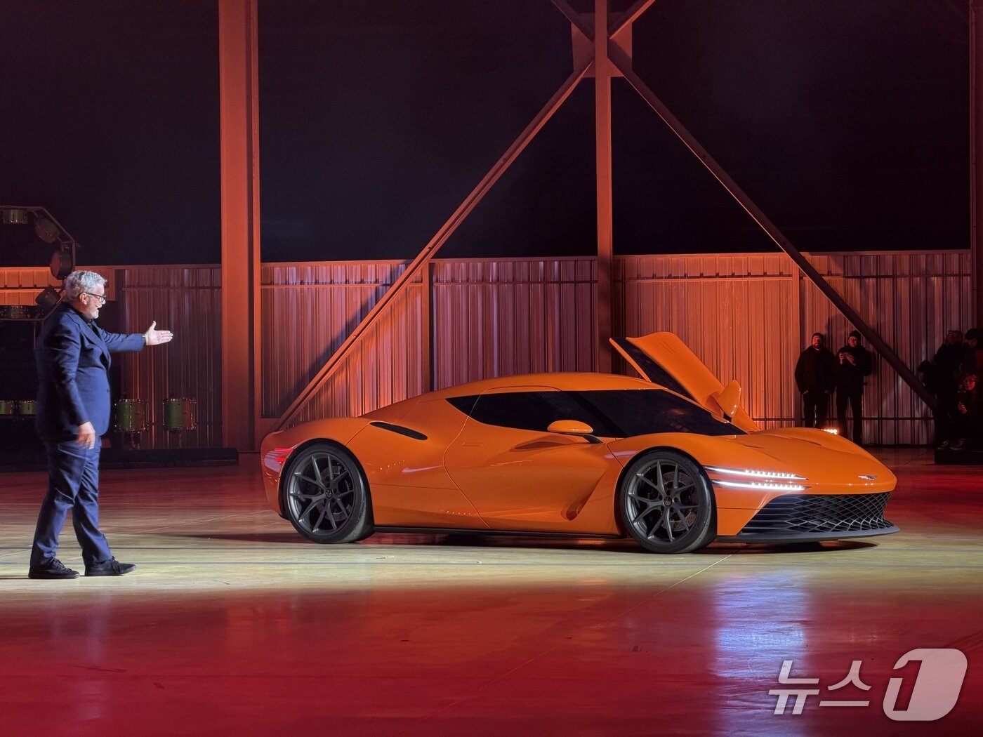 본문 이미지 - 마그마 GT 콘셉트를 소개하는 루크 동커볼케 사장./뉴스1 이동희 기자. 