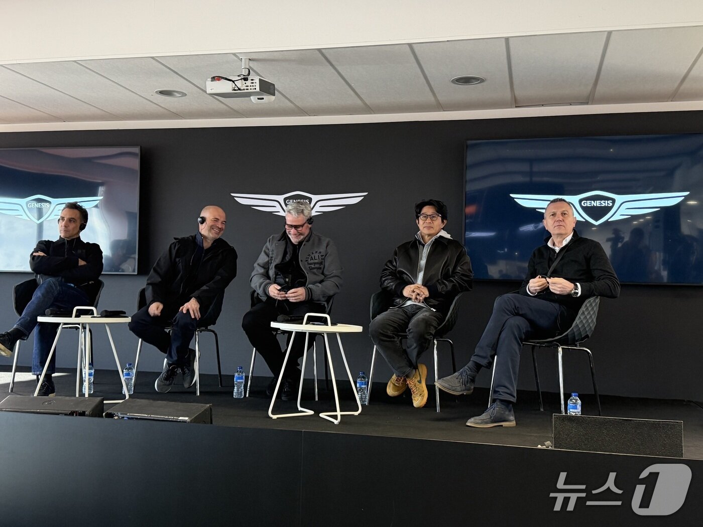 본문 이미지 - 제네시스 경영진은 21일&#40;현지시간&#41; 프랑스 남부 르 카스텔레 지역의 &#39;폴 리카르 서킷&#39;&#40;Circuit Paul Ricard&#41;에서 미디어 라운드 테이블을 개최했다.  사진 왼쪽부터  제네시스 마그마 레이싱팀 총감독 시릴 아비테불 현대모터스포츠법인장, 현대차그룹 차량개발담당 만프레드 하러 부사장, 루크 동커볼케 사장, 송민규 부사장, 제네시스유럽법인장 피터 크론슈나블 부사장./뉴스1 이동희 기자