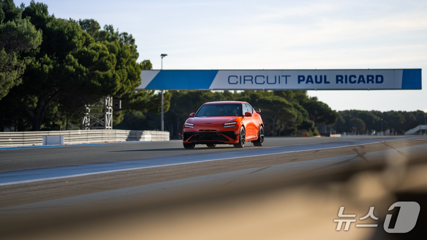 본문 이미지 - 주행 중인 제네시스 GV60 마그마.&#40;제네시스 제공&#41; 