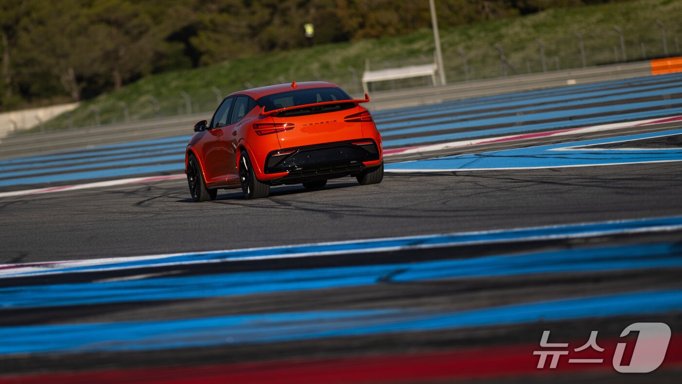 본문 이미지 - 주행 중인 제네시스 GV60 마그마.&#40;제네시스 제공&#41; 