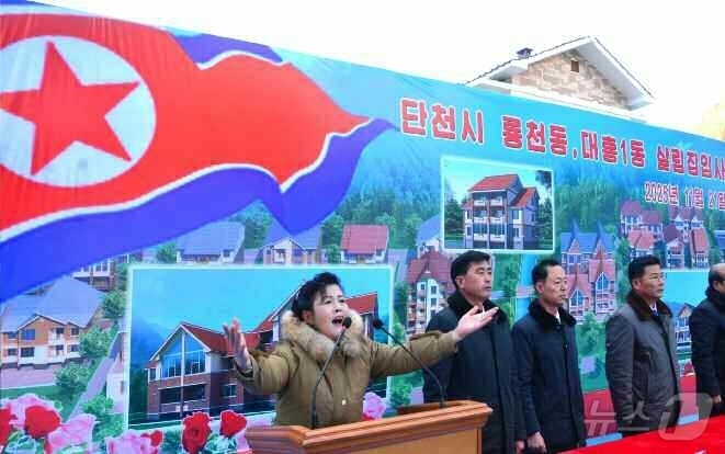 (평양 노동신문=뉴스1) = 북한 노동당 기관지 노동신문은 24일 검덕지구 살림집 건설을 성과적으로 결속했다고 보도했다. [국내에서만 사용가능. 재배포 금지. DB 금지. For …