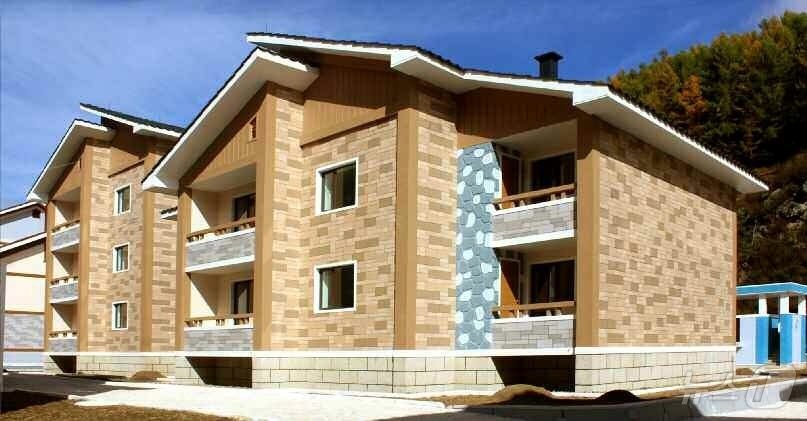 (평양 노동신문=뉴스1) = 북한 노동당 기관지 노동신문은 24일 검덕지구 살림집 건설을 성과적으로 결속했다고 보도했다. [국내에서만 사용가능. 재배포 금지. DB 금지. For …