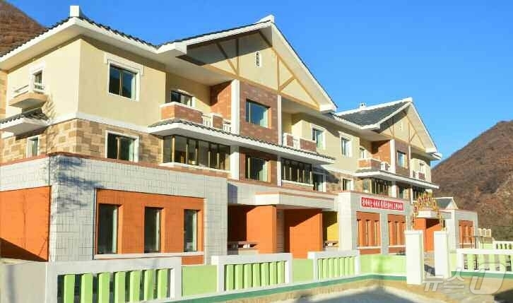 (평양 노동신문=뉴스1) = 북한 노동당 기관지 노동신문은 24일 검덕지구 살림집 건설을 성과적으로 결속했다고 보도했다. [국내에서만 사용가능. 재배포 금지. DB 금지. For …