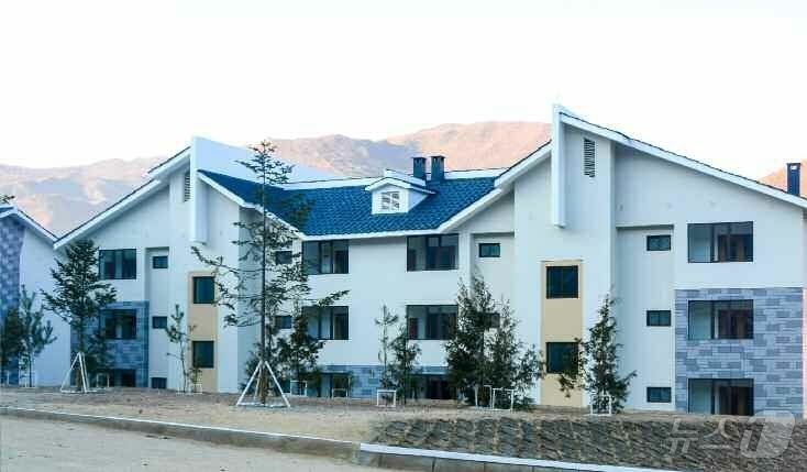 (평양 노동신문=뉴스1) = 북한 노동당 기관지 노동신문은 24일 검덕지구 살림집 건설을 성과적으로 결속했다고 보도했다. [국내에서만 사용가능. 재배포 금지. DB 금지. For …