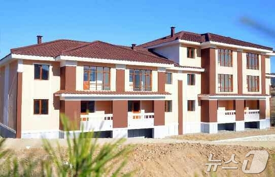 (평양 노동신문=뉴스1) = 북한 노동당 기관지 노동신문은 24일 화대군 금위농장과 명천군 황곡농장에서 살림집 입사모임이 진행됐다고 보도했다. [국내에서만 사용가능. 재배포 금지. …