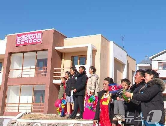 (평양 노동신문=뉴스1) = 북한 노동당 기관지 노동신문은 24일 화대군 금위농장과 명천군 황곡농장에서 살림집 입사모임이 진행됐다고 보도했다. [국내에서만 사용가능. 재배포 금지. …