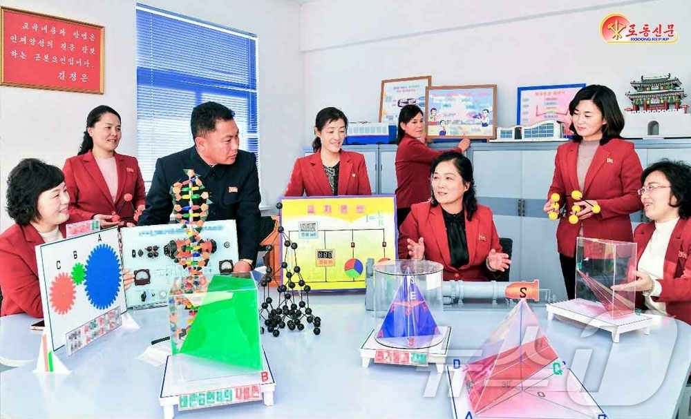 (평양 노동신문=뉴스1) = 북한 노동당 기관지 노동신문은 24일 중구역 동성고급중학교에서 학생들의 인식능력을 높이기 위한 교편 제작에 힘을 넣고 있다고 보도했다. [국내에서만 사 …