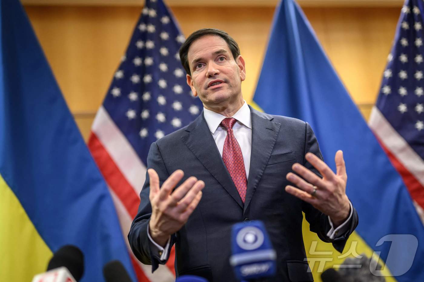 (제네바 AFP=뉴스1) 이창규 기자 = 마코 루비오 미국 국무장관이 23일(현지시간) 스위스 제네바에서 우크라이나 평화 계획에 대한 비공개 회담 이후 기자회견을 하고 있다. 20 …
