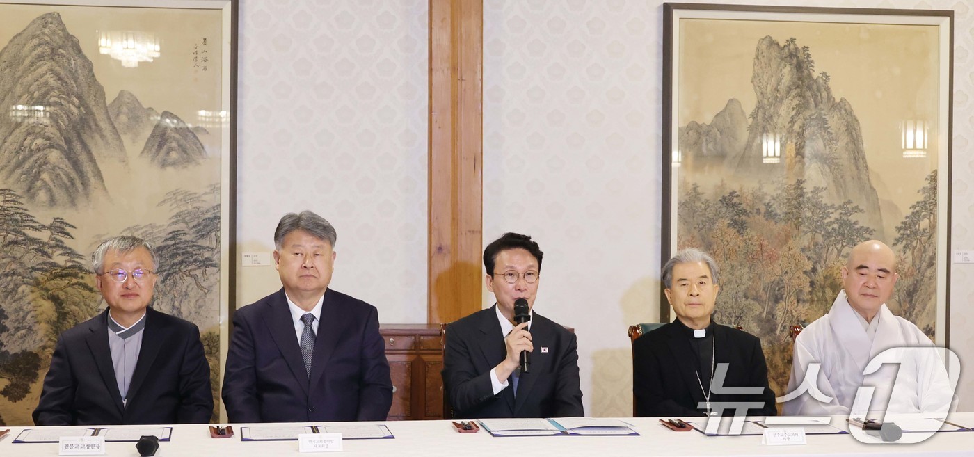 (서울=뉴스1) 임세영 기자 = 김민석 국무총리가 24일 오전 서울 종로구 국무총리 공관에서 열린 제1차 정부-종교계 상생협력 원탁회의에 앞서 열린 업무협약 체결식에서 인사말을 하 …