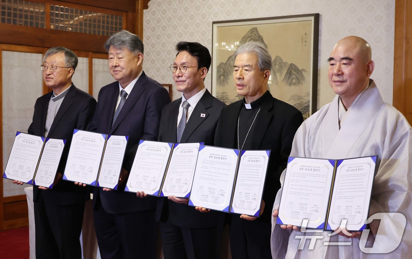 (서울=뉴스1) 임세영 기자 = 김민석 국무총리가 24일 오전 서울 종로구 국무총리 공관에서 열린 제1차 정부-종교계 상생협력 원탁회의에 앞서 열린 업무협약 체결식을 마친후 기념촬 …