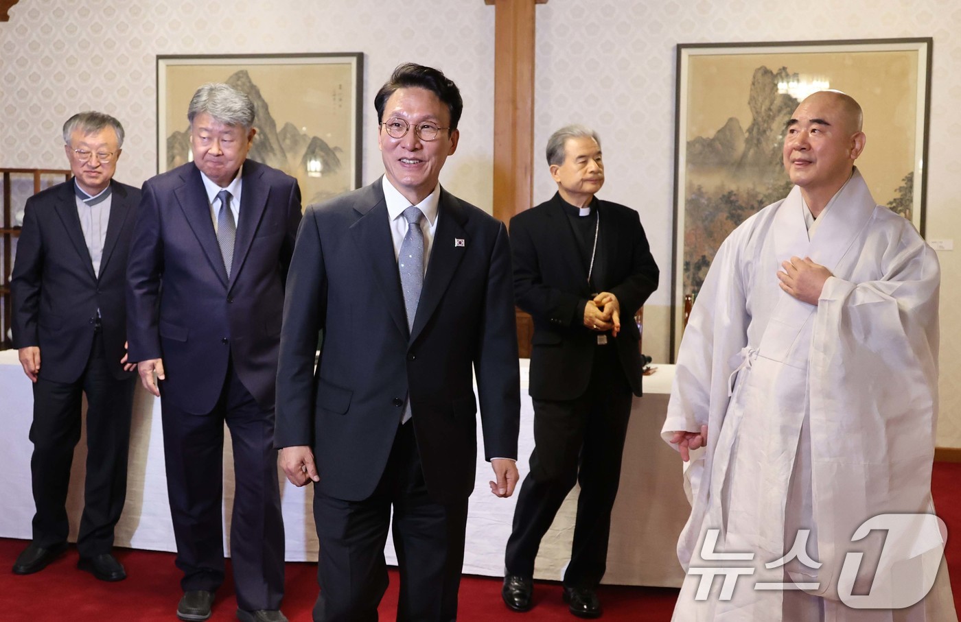 (서울=뉴스1) 임세영 기자 = 김민석 국무총리가 24일 오전 서울 종로구 국무총리 공관에서 열린 제1차 정부-종교계 상생협력 원탁회의에서 한국교회총연합 대표회장 김종혁 목사, 한 …