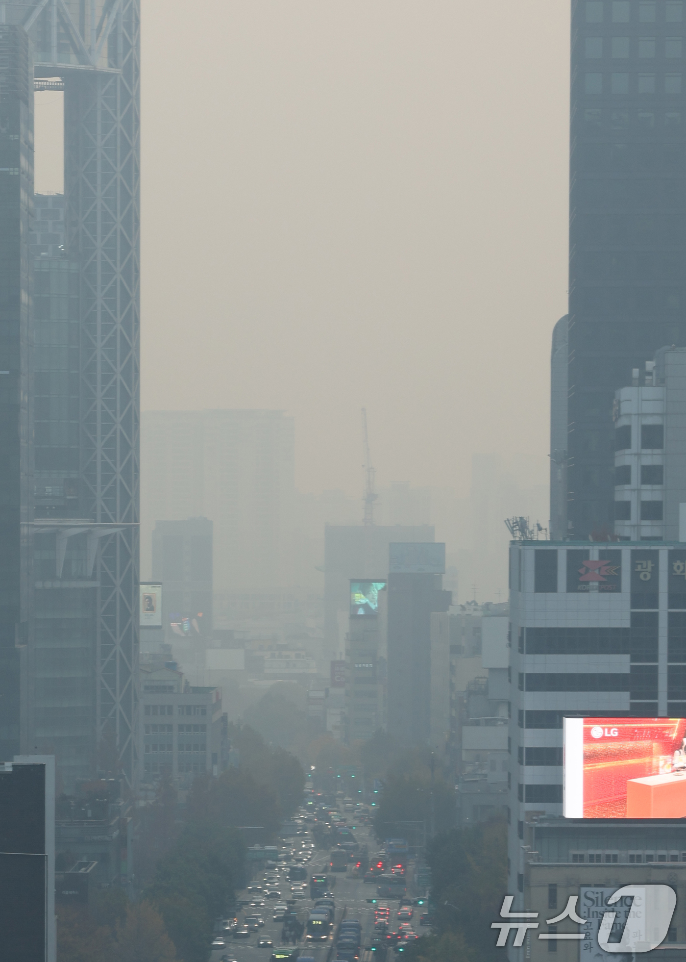 (서울=뉴스1) 이호윤 기자 = 서울 등 수도권 지역의 초미세먼지 농도가 나쁨 수준을 보인 24일 서울 종로구 서울시교육청에서 바라본 도심이 뿌옇게 보이고 있다. 2025.11.2 …