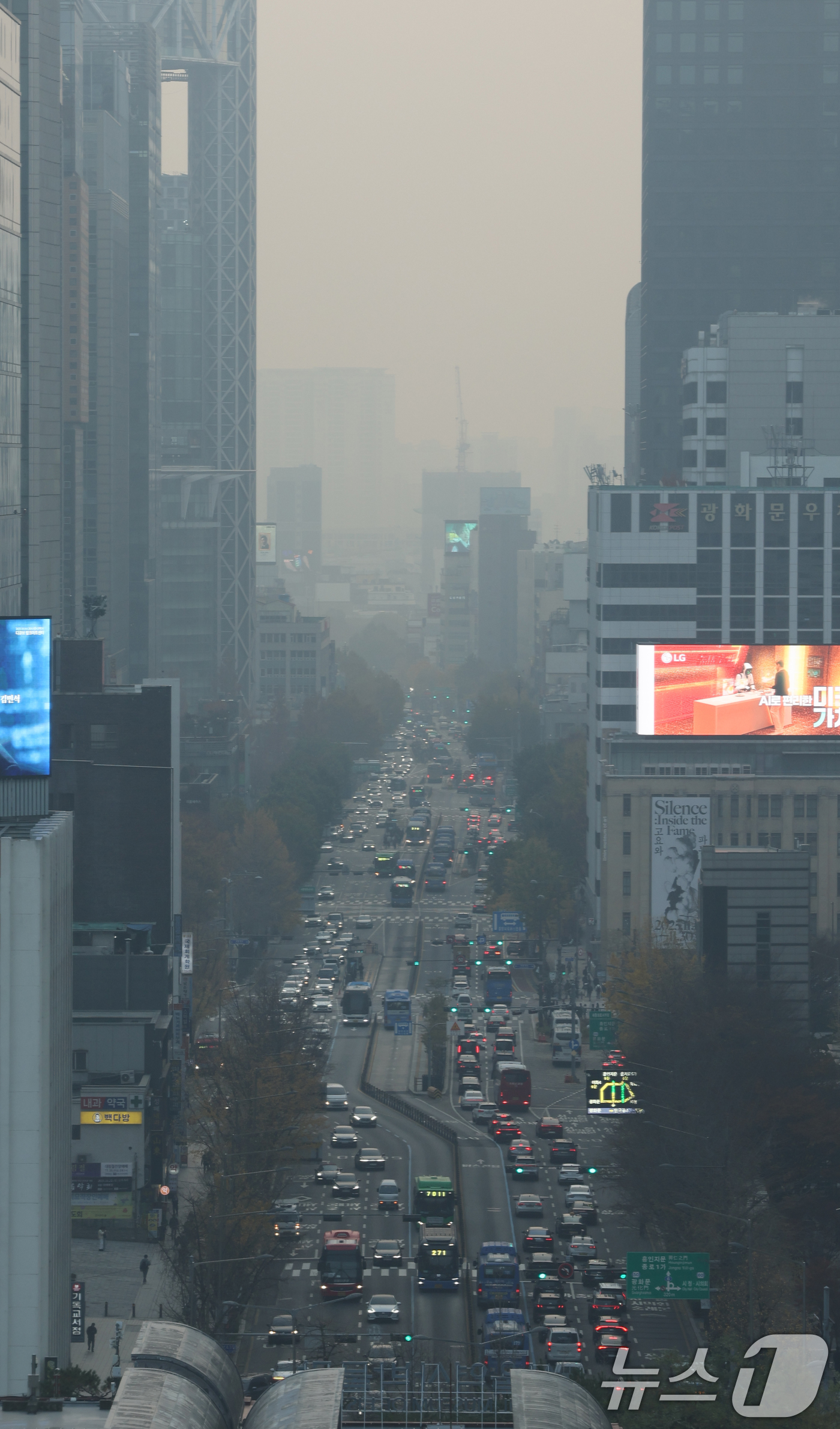 (서울=뉴스1) 이호윤 기자 = 서울 등 수도권 지역의 초미세먼지 농도가 나쁨 수준을 보인 24일 서울 종로구 서울시교육청에서 바라본 도심이 뿌옇게 보이고 있다. 2025.11.2 …