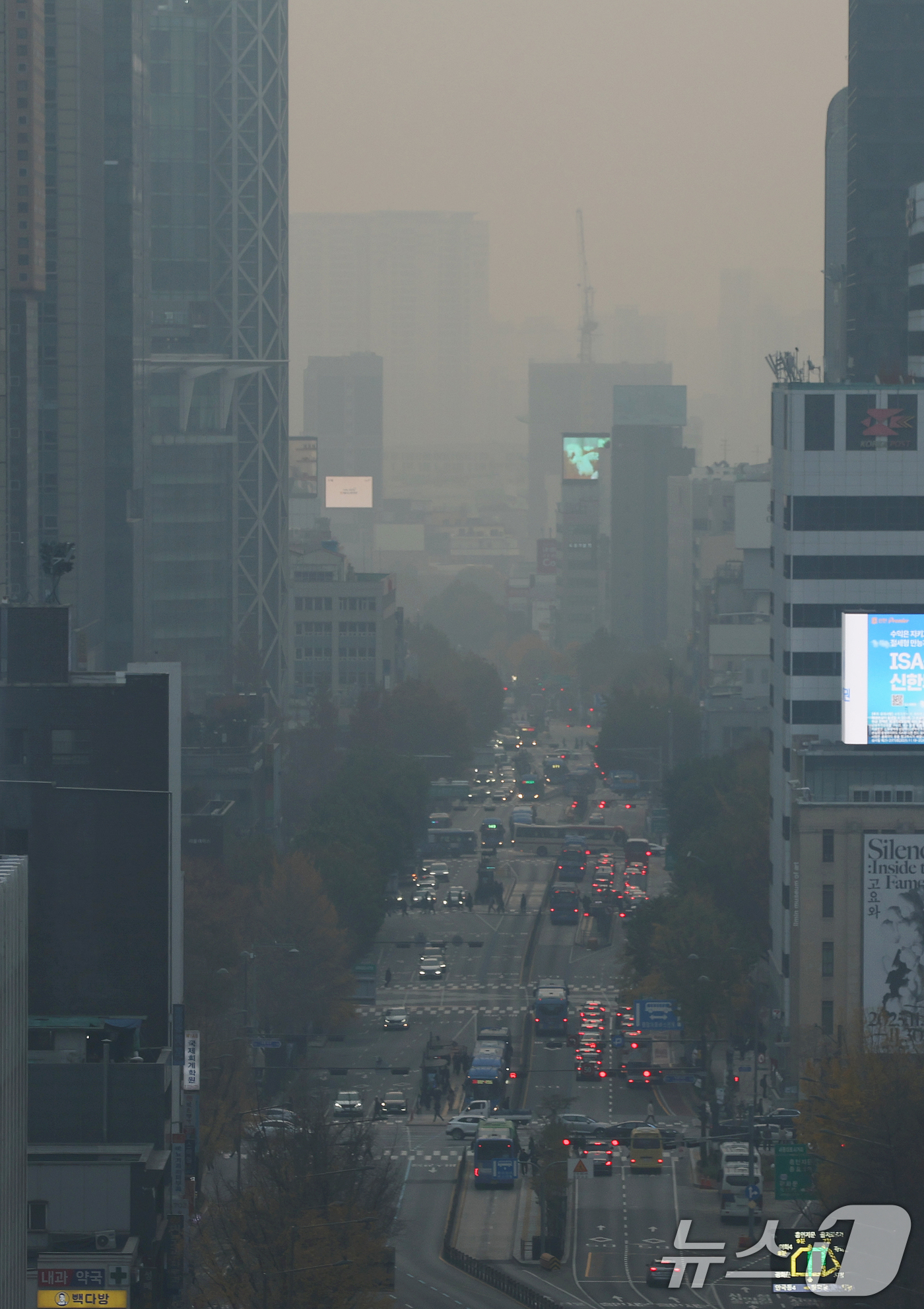 (서울=뉴스1) 이호윤 기자 = 서울 등 수도권 지역의 초미세먼지 농도가 나쁨 수준을 보인 24일 서울 종로구 서울시교육청에서 바라본 도심이 뿌옇게 보이고 있다. 2025.11.2 …