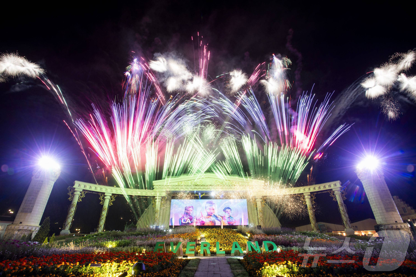 (서울=뉴스1) = 삼성물산 리조트부문 에버랜드가 오는 28일부터 12월 31일까지 성탄절 분위기를 미리 경험할 수 있는 '크리스마스 판타지' 겨울축제를 개최한다고 24일 밝혔다. …