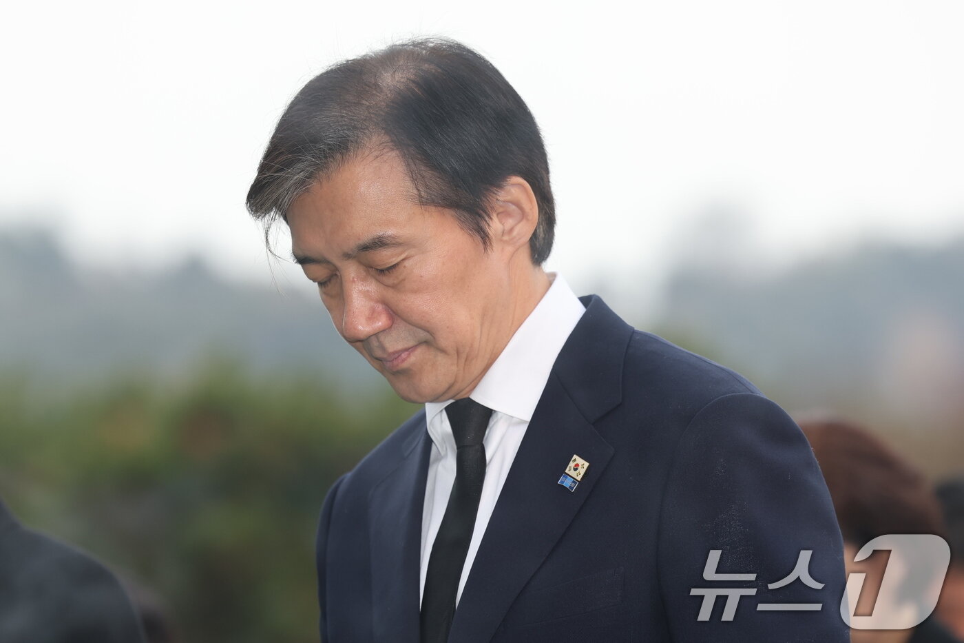 본문 이미지 - 조국 조국혁신당 대표가 24일 서울 동작구 국립서울현충원에서 참배를 하고 있다. 2025.11.24/뉴스1 ⓒ News1 박지혜 기자