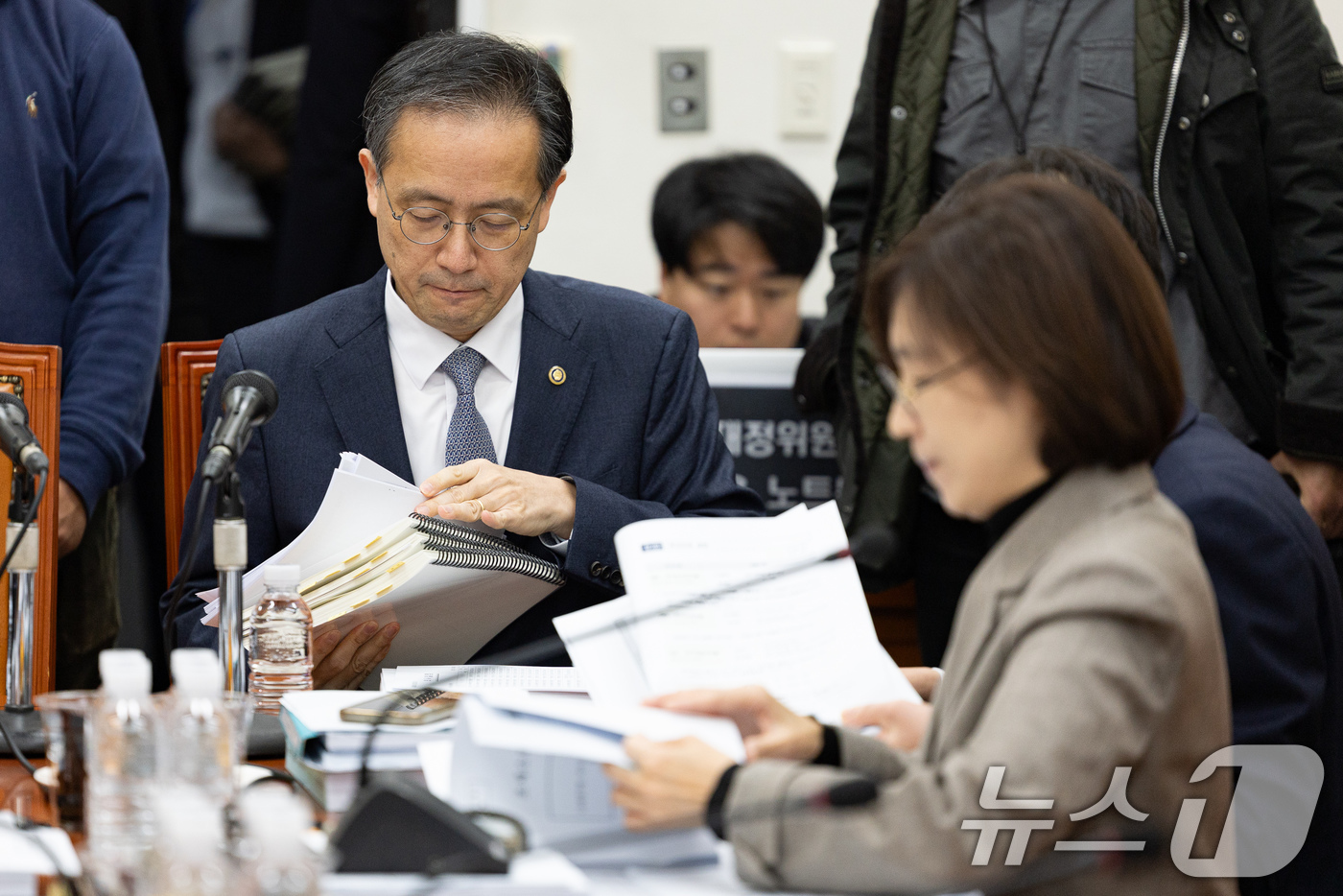 (서울=뉴스1) 유승관 기자 = 이형일 기획재정부 제1차관이 24일 서울 여의도 국회에서 열린 제429회 국회(정기회) 기획재정위원회 제5차 조세소위원회에 출석해 자료를 살피고 있 …