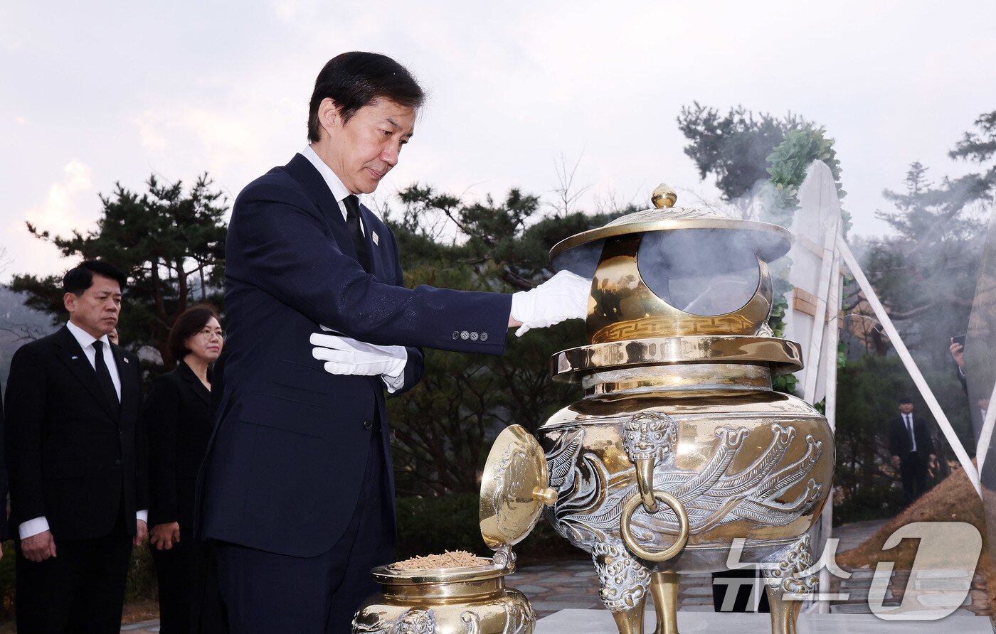 본문 이미지 - 조국 조국혁신당 대표가 24일 서울 동작구 국립서울현충원 고 김대중 전 대통령 묘소에서 분향하고 있다. 2025.11.24/뉴스1 ⓒ News1 박지혜 기자
