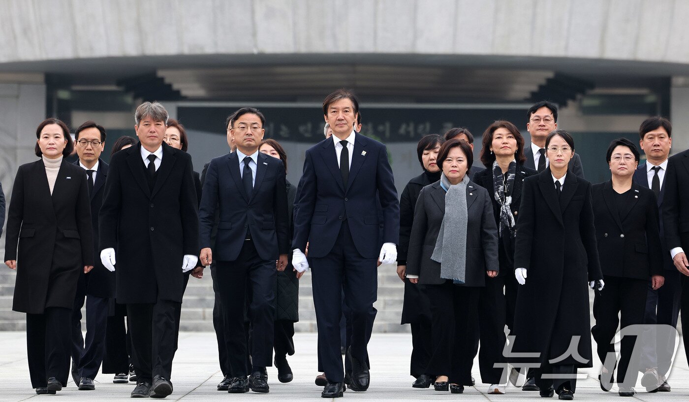 본문 이미지 - 조국 조국혁신당 대표가 24일 서울 동작구 국립서울현충원에서 현충탑 참배를 마친 뒤 이동하고 있다. 2025.11.24/뉴스1 ⓒ News1 박지혜 기자