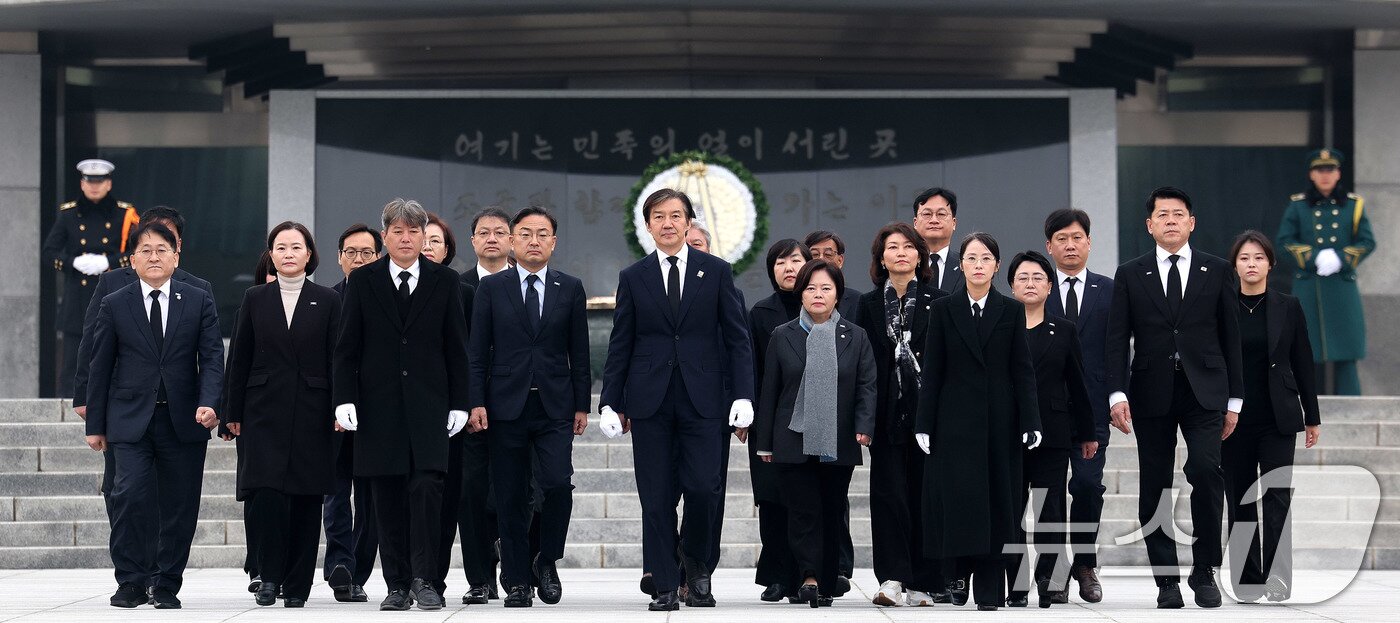 본문 이미지 - 조국 조국혁신당 대표가 24일 서울 동작구 국립서울현충원에서 현충탑 참배를 마친 뒤 이동하고 있다. 2025.11.24/뉴스1 ⓒ News1 박지혜 기자