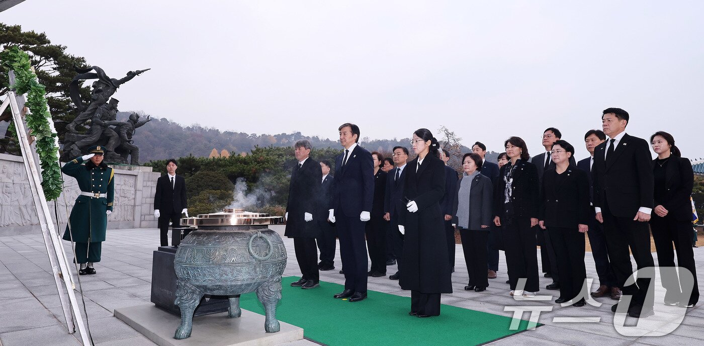 본문 이미지 - 조국 조국혁신당 대표가 24일 서울 동작구 국립서울현충원에서 현충탑에 참배하고 있다. 2025.11.24/뉴스1 ⓒ News1 박지혜 기자