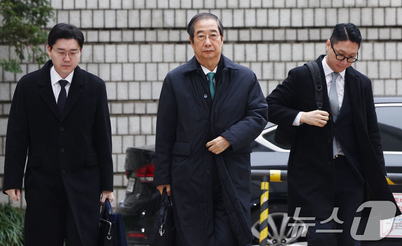 본문 이미지 - 윤석열 전 대통령의 12·3 비상계엄을 적극적으로 말리지 않은 혐의로 재판에 넘겨진 한덕수 전 국무총리가 24일 오전 서울 서초구 서울중앙지방법원에서 열린 내란 우두머리 방조, 내란 중요임무 종사 등 혐의 사건 속행 공판에 출석하고 있다. 2025.11.24/뉴스1 ⓒ News1 김민지 기자