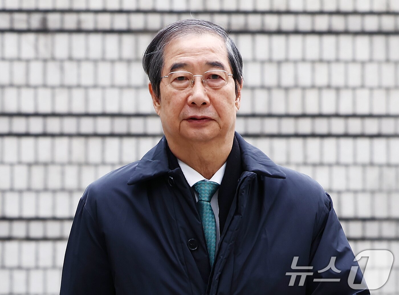 본문 이미지 - 윤석열 전 대통령의 12·3 비상계엄을 적극적으로 말리지 않은 혐의로 재판에 넘겨진 한덕수 전 국무총리가 24일 오전 서울 서초구 서울중앙지방법원에서 열린 내란 우두머리 방조, 내란 중요임무 종사 등 혐의 사건 속행 공판에 출석하고 있다. 2025.11.24/뉴스1 ⓒ News1 김민지 기자