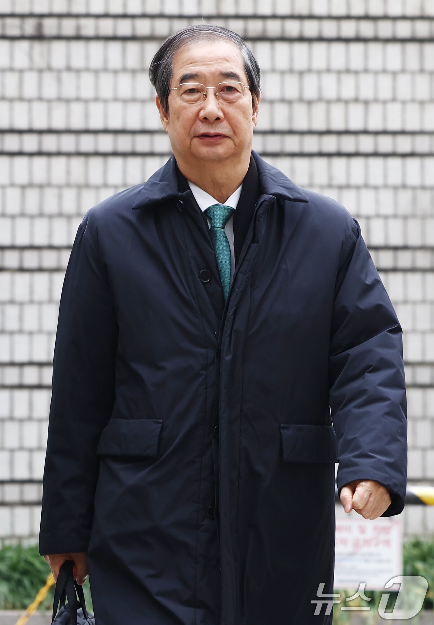 본문 이미지 - 윤석열 전 대통령의 12·3 비상계엄을 적극적으로 말리지 않은 혐의로 재판에 넘겨진 한덕수 전 국무총리가 24일 오전 서울 서초구 서울중앙지방법원에서 열린 내란 우두머리 방조, 내란 중요임무 종사 등 혐의 사건 속행 공판에 출석하고 있다. 2025.11.24/뉴스1 ⓒ News1 김민지 기자