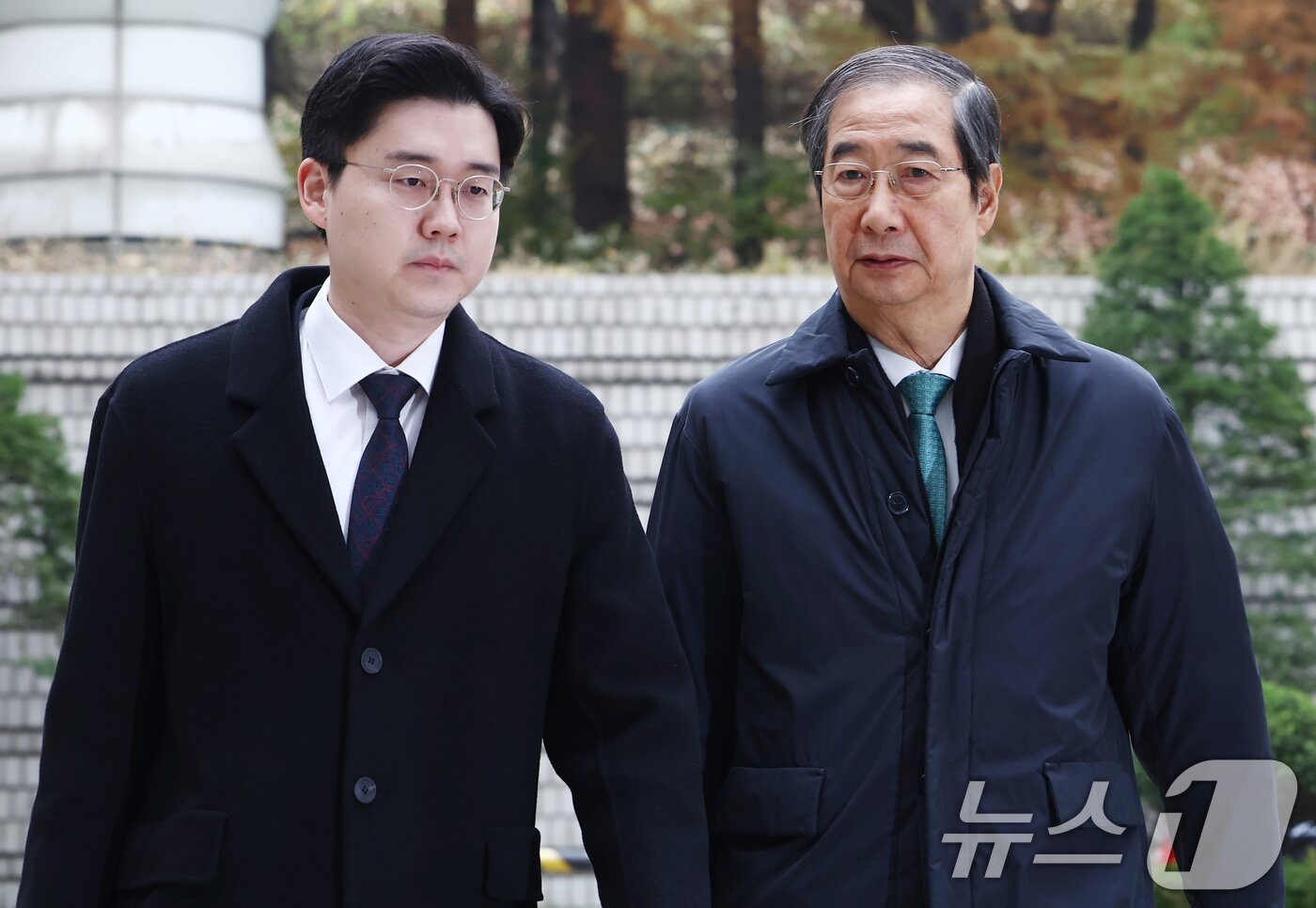 본문 이미지 - 윤석열 전 대통령의 12·3 비상계엄을 적극적으로 말리지 않은 혐의로 재판에 넘겨진 한덕수 전 국무총리가 24일 오전 서울 서초구 서울중앙지방법원에서 열린 내란 우두머리 방조, 내란 중요임무 종사 등 혐의 사건 속행 공판에 출석하며 변호인과 얘기하고 있다. 2025.11.24/뉴스1 ⓒ News1 김민지 기자