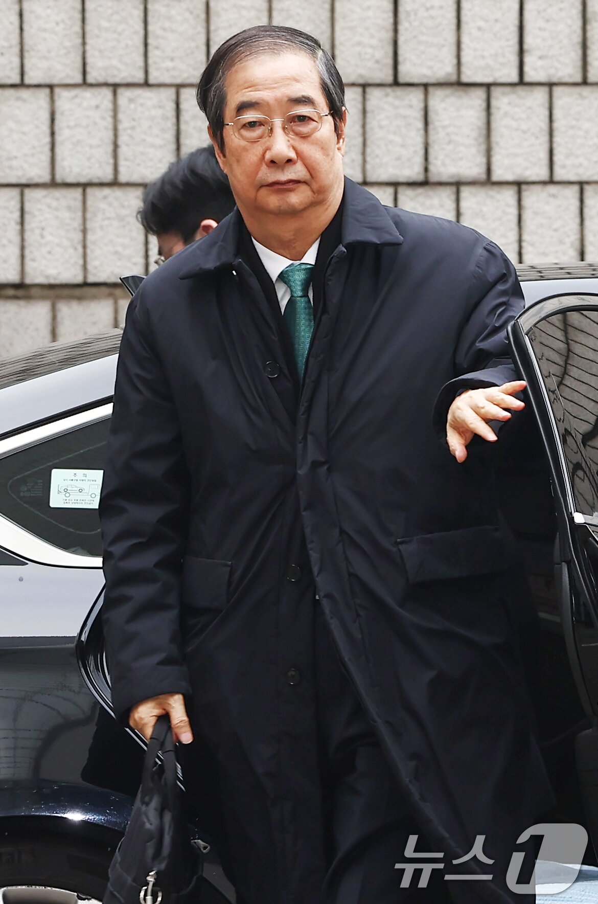 본문 이미지 - 윤석열 전 대통령의 12·3 비상계엄을 적극적으로 말리지 않은 혐의로 재판에 넘겨진 한덕수 전 국무총리가 24일 오전 서울 서초구 서울중앙지방법원에서 열린 내란 우두머리 방조, 내란 중요임무 종사 등 혐의 사건 속행 공판에 출석하기 위해 차량에서 내리고 있다. 2025.11.24/뉴스1 ⓒ News1 김민지 기자