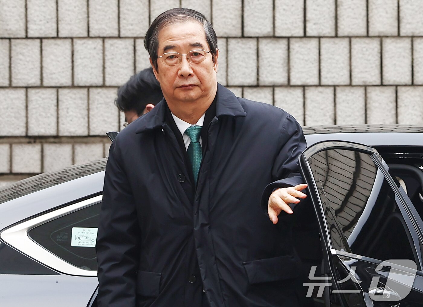 본문 이미지 - 윤석열 전 대통령의 12·3 비상계엄을 적극적으로 말리지 않은 혐의로 재판에 넘겨진 한덕수 전 국무총리가 24일 오전 서울 서초구 서울중앙지방법원에서 열린 내란 우두머리 방조, 내란 중요임무 종사 등 혐의 사건 속행 공판에 출석하기 위해 차량에서 내리고 있다. 2025.11.24/뉴스1 ⓒ News1 김민지 기자