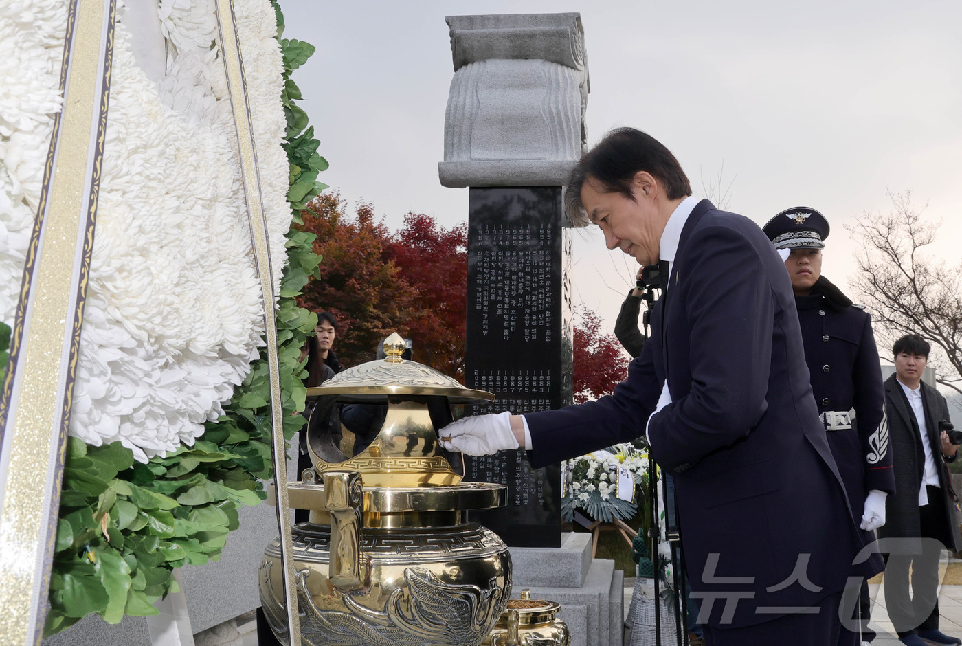 (서울=뉴스1) 박지혜 기자 = 조국 조국혁신당 대표가 24일 서울 동작구 국립서울현충원 김영삼 전 대통령 묘소를 참배하고 있다.  (공동취재) 2025.11.24/뉴스1