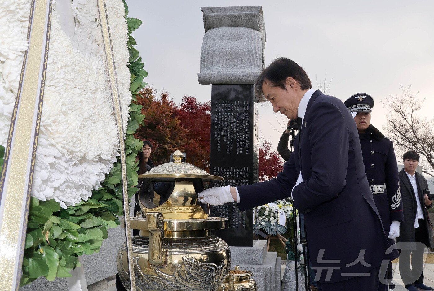 본문 이미지 - 조국 조국혁신당 대표가 24일 서울 동작구 국립서울현충원 김영삼 전 대통령 묘소를 참배하고 있다. (공동취재) 2025.11.24/뉴스1 ⓒ News1 박지혜 기자