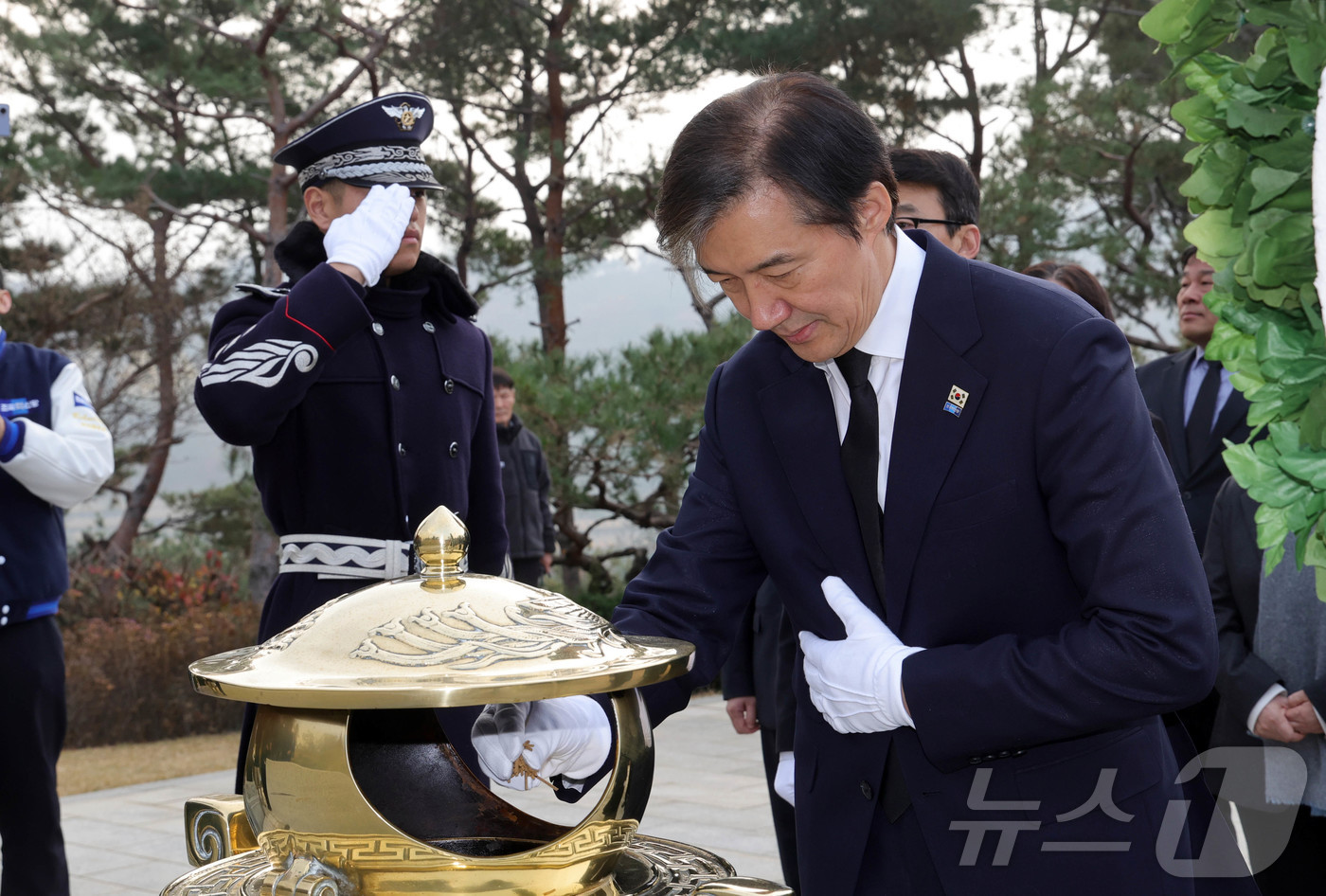 (서울=뉴스1) 박지혜 기자 = 조국 조국혁신당 대표가 24일 서울 동작구 국립서울현충원 김영삼 전 대통령 묘소를 참배하고 있다.  (공동취재) 2025.11.24/뉴스1