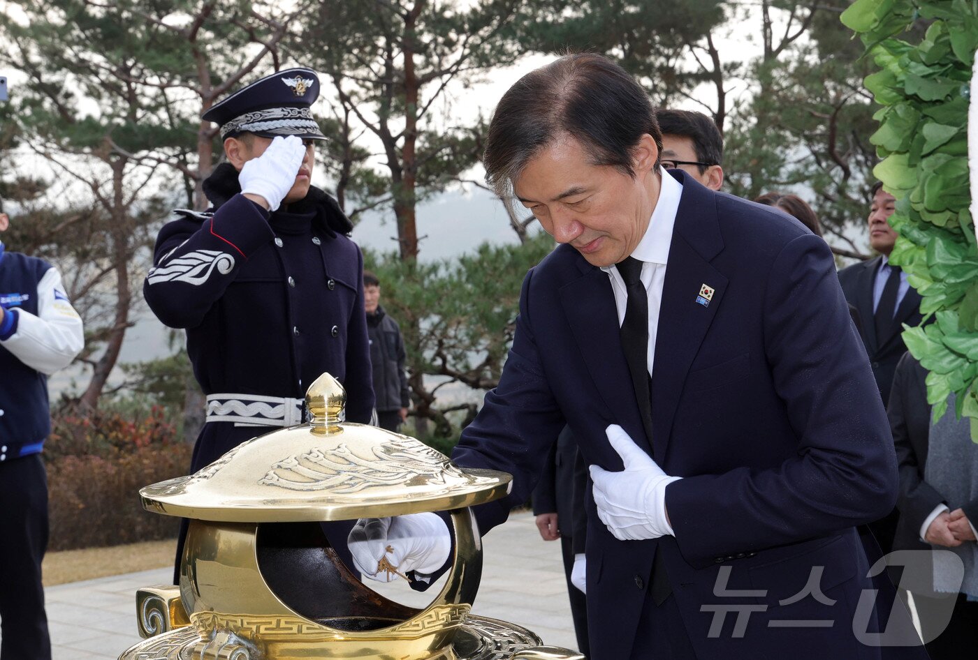 본문 이미지 - 조국 조국혁신당 대표가 24일 서울 동작구 국립서울현충원 김영삼 전 대통령 묘소를 참배하고 있다. (공동취재) 2025.11.24/뉴스1 ⓒ News1 박지혜 기자