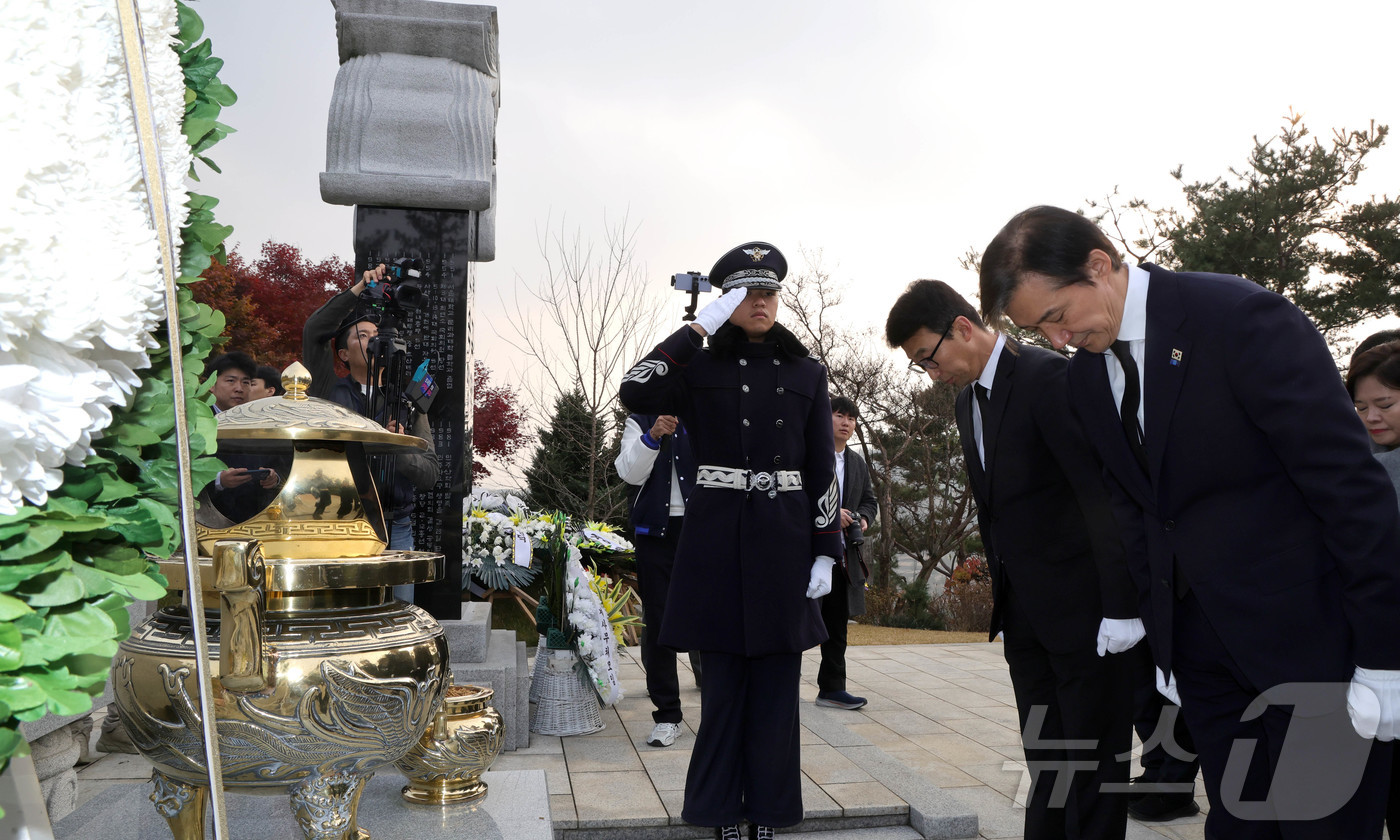 (서울=뉴스1) 박지혜 기자 = 조국 조국혁신당 대표가 24일 서울 동작구 국립서울현충원 김영삼 전 대통령 묘소를 참배하고 있다.  (공동취재) 2025.11.24/뉴스1