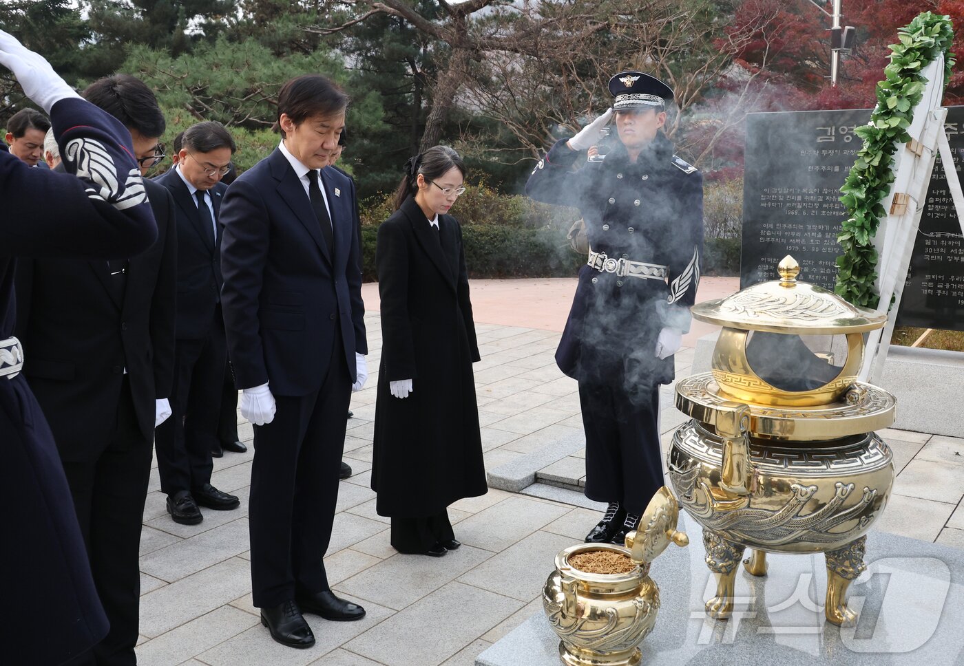 본문 이미지 - 조국 조국혁신당 대표가 24일 서울 동작구 국립서울현충원 김영삼 전 대통령 묘소를 참배하고 있다. (공동취재) 2025.11.24/뉴스1 ⓒ News1 박지혜 기자