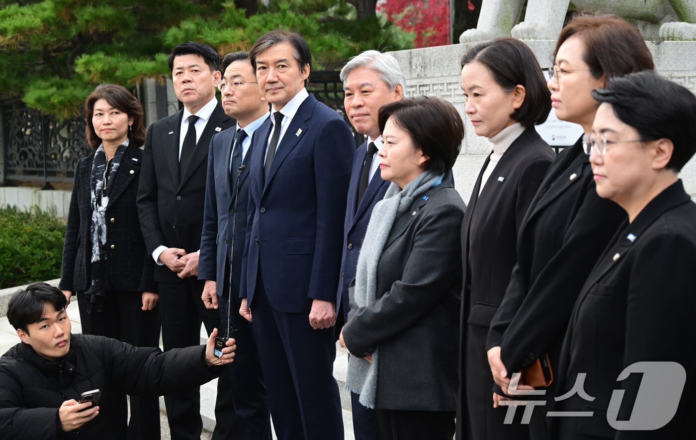 본문 이미지 - 조국 조국혁신당 신임 대표가 24일 오전 서울 동작구 국립서울현충원에서 현충탑 참배를 마친 후 취재진 질문을 듣고 있다. (공동취재) 2025.11.24/뉴스1 ⓒ News1 박지혜 기자