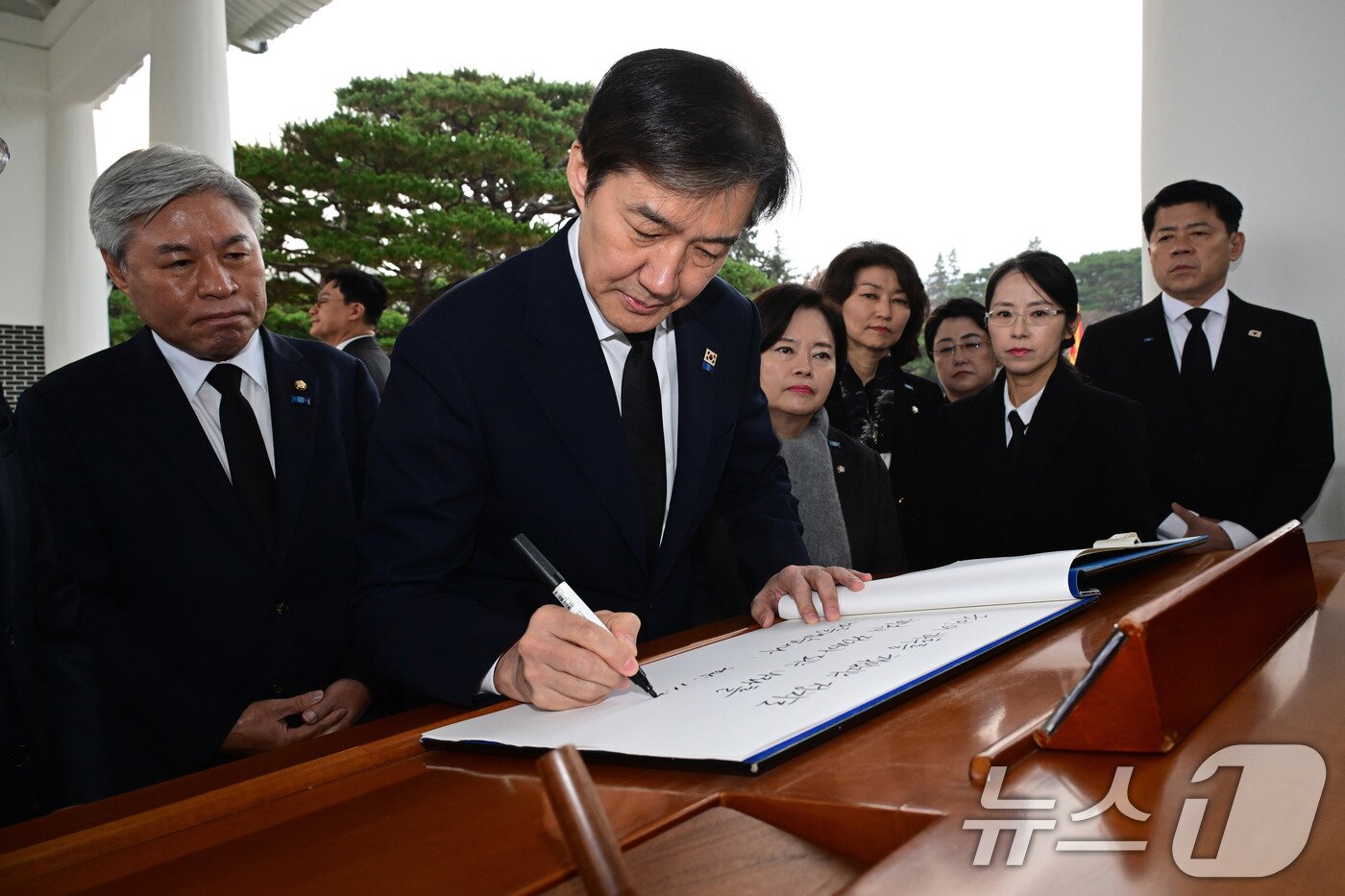 본문 이미지 - 조국 조국혁신당 신임 대표가 24일 오전 서울 동작구 국립서울현충원에서 현충탑 참배를 마친 후 방명록을 작성하고 있다. (공동취재) 2025.11.24/뉴스1 ⓒ News1 박지혜 기자