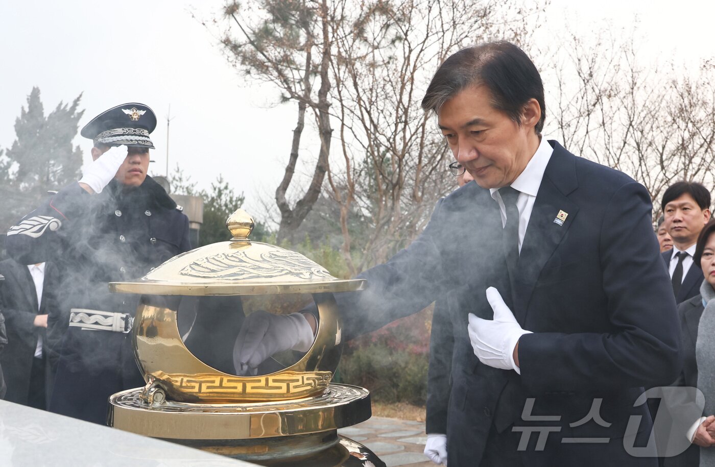 본문 이미지 - 조국 조국혁신당 신임 대표가 24일 오전 서울 동작구 국립서울현충원 내 김대중 전 대통령 묘역을 찾아 참배를 하고 있다. &#40;공동취재&#41; 2025.11.24/뉴스1 ⓒ News1 박지혜 기자