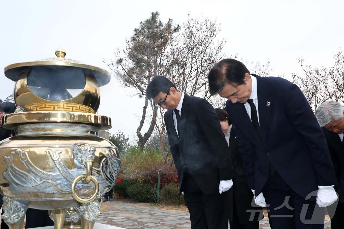본문 이미지 - 조국 조국혁신당 신임 대표가 24일 오전 서울 동작구 국립서울현충원 내 김대중 전 대통령 묘역을 찾아 참배를 하고 있다. (공동취재) 2025.11.24/뉴스1 ⓒ News1 박지혜 기자