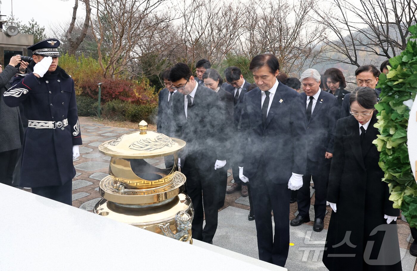 본문 이미지 - 조국 조국혁신당 신임 대표가 24일 오전 서울 동작구 국립서울현충원 내 김대중 전 대통령 묘역을 찾아 참배를 하고 있다. (공동취재) 2025.11.24/뉴스1 ⓒ News1 박지혜 기자